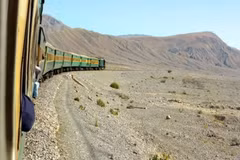 Một đoàn tàu chạy qua vùng Tây Nam Pakistan. (Nguồn: CNN)