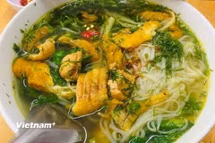 Canh cá Quỳnh Phụ là món ăn sáng hấp dẫn được nhiều người lựa chọn. (Ảnh: PT/Vietnam+)