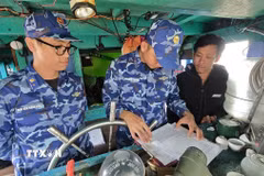Cán bộ chiến sỹ Vùng Cảnh sát biển 2 nỗ lực tuyên truyền cho ngư dân chấp hành các quy định trong thực hiện nhiệm vụ chống khai thác IUU. (Ảnh: Đoàn Hữu Trung/TTXVN)