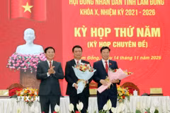 Chủ tịch Ủy ban Nhân dân tỉnh Lâm Đồng Hồ Văn Mười chúc mừng tân Chủ tịch Hội đồng Nhân dân tỉnh Lưu Văn Trung (bên phải) và Giám đốc sở Ngoại vụ Hoàng Văn Bằng (đứng giữa) mới được bầu làm Ủy viên Ủy ban Nhân dân tỉnh. (Ảnh: Chu Quốc Hùng/TTXVN)