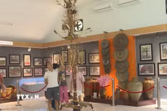 Du khách tham quan không gian trưng bày văn hóa dân tộc S’tiêng Sóc Bom Bo. (Ảnh: K GỬIH/TTXVN)