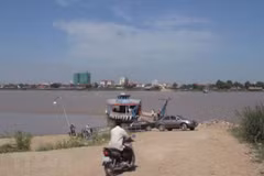 Mực nước trên Biển Hồ Tonle Sap xuống rất thấp. (Ảnh: TTXVN)