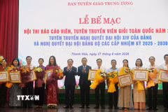 Ban Tuyên giáo Trung ương tặng Bặng khen cho 22 tập thể có thành tích xuất sắc trong công tác tổ chức Hội thi. (Ảnh: Hoa Mai/TTXVN)
