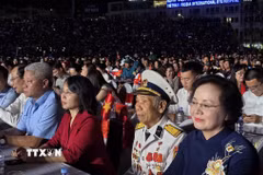 Phó Thủ tướng Phạm Thị Thanh Trà cùng các đại biểu tham dự Chương trình nghệ thuật đặc biệt "Mãi mãi tuổi 20". (Ảnh: Thanh Vân/TTXVN)