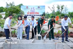 Các đại biểu dự Lễ khởi công xây dựng công trình Tượng đài “Nghe lời non nước”. (Ảnh: TTXVN phát)