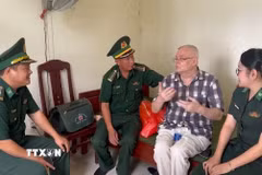 Ông Grosman Eugene (sinh năm 1945, quốc tịch Mỹ) bày tỏ mong muốn sau khi qua đời sẽ hiến tạng cho y học Việt Nam, góp phần cứu chữa, mang lại cơ hội sống cho người bệnh. (Ảnh: TTXVN phát)