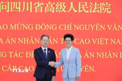 Chánh án Tòa án nhân dân tối cao Nguyễn Văn Quảng (trái) và Chánh án Tòa án nhân dân cấp cao tỉnh Tứ Xuyên Trần Chí Quân. (Ảnh: Công Tuyên/TTXVN)