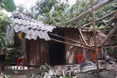 Mưa lớn sạt lở đất, đá gây thiệt hại về nhà ở một hộ dân ở xã Bảo Lâm. (Ảnh: TTXVN phát)