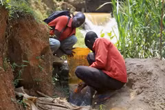 Ngôi làng ở Burundi "thoát bóng tối" nhờ ý tưởng thủy điện tự chế từ một dòng sông