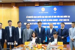 Thứ trưởng Bộ Công Thương Phan Thị Thắng và Chủ tịch Hội đồng thành viên SCIC Nguyễn Chí Thành ký kết biên bản. (Ảnh: Trần Việt/TTXVN)