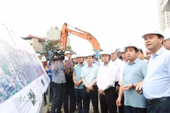 Chiều 19/4, Bí thư Thành ủy Hà Nội Trần Đức Thắng và Phó Bí thư Thường trực Thành ủy Hà Nội Nguyễn Trọng Đông kiểm tra thực địa dự án đường Vành đai 2.5. (Ảnh: TTXVN phát)