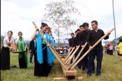 Người dân giã cốm “Khua Luống”. (Ảnh: Nguyễn Oanh/TTXVN)