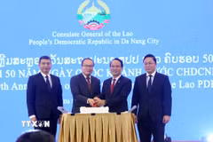 Tổng Lãnh sự Lào tại Đà Nẵng Souphanh Hadaoheuang và Phó Bí thư Thường trực Thành ủy Đà Nẵng Nguyễn Đình Vĩnh và các đại biểu thực hiện nghi thức cắt bánh mừng lễ kỷ niệm. (Ảnh: Trần Lê Lâm/TTXVN)