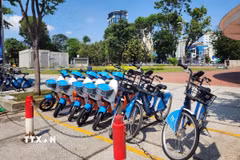 Hiện trên địa bàn Thành phố Hồ Chí Minh đã triển khai khoảng 500 xe đạp điện công cộng. (Ảnh: Tiến Lực/TTXVN)