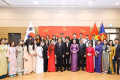 Chủ tịch Quốc hội Trần Thanh Mẫn với đại diện cộng đồng người Việt Nam tại Hàn Quốc. (Ảnh: Doãn Tấn/TTXVN)