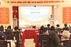 Bí thư Đảng ủy, Chủ tịch Hội đồng Nhân dân phường Hồng Hà Bùi Tuấn Anh chỉ đạo nội dung lấy ý kiến nhân dân. (Ảnh: Kim Anh/TTXVN)