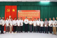 Thứ trưởng Bộ Dân tộc và Tôn giáo Y Vinh Tơr trao quà Tết cho người có uy tín tại xã Mỹ Hương. (Ảnh: TTXVN phát)