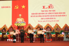 Thừa lệnh Chủ Tịch nước, Trung tướng Nguyễn Bá Lực, Phó Tổng Tham mưu trưởng Quân đội nhân dân Việt Nam trao tặng danh hiệu Anh hùng Lực lượng vũ trang nhân dân đối với Đại tá Đinh Xuân La và truy tặng danh hiệu Anh hùng Lực lượng vũ trang nhân dân đối với Trung tướng, Giáo sư Phạm Hồng Sơn. (Ảnh: Hồng Điệp/TTXVN)