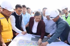 Chủ tịch Ủy ban Nhân dân tỉnh Bắc Ninh Phạm Hoàng Sơn kiểm tra mặt bằng thi công các tuyến đường của Dự án Cảng hàng không Quốc tế Gia Bình. (Ảnh: Đỗ Huyền/TTXVN)
