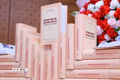 Cuốn sách “Xây dựng Chính phủ liêm chính, kiến tạo trong kỷ nguyên mới” của đồng chí Giáo sư, Tiến sỹ Nguyễn Hòa Bình, nguyên Ủy viên Bộ Chính trị, nguyên Phó Thủ tướng Thường trực Chính phủ. (Ảnh: Văn Điệp/TTXVN)
