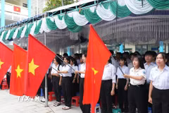 Học sinh Trường Trung học cơ sở-Trung học phổ thông Bác Ái thực hiện nghi thức chào cờ lễ khai giảng năm học mới. (Ảnh: Phan Sáu/TTXVN)