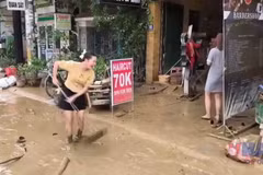 Người dân và các chiến sỹ hối hả dọn bùn sau lũ tại Hội An