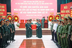 Lãnh đạo tỉnh Quảng Ngãi thực hiện nghi thức bàn giao hơn 2.200 mẫu sinh phẩm hài cốt liệt sỹ cho Viện Pháp y Quân đội. (Ảnh: TTXVN)