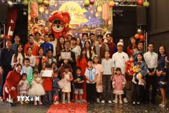 Các em nhỏ tham gia cuộc thi cùng phụ huynh. (Ảnh: TTXVN phát)