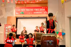 Các cháu thiếu nhi tại Hiroshima tham gia biểu diễn tiết mục trống Taiko. (Ảnh: Nguyễn Tuyến/TTXVN)