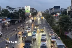 Giao thông thuận lợi hướng cầu Vĩnh Tuy ra ngoại thành Hà Nội (ảnh chụp lúc 17h46 ngày 7/10/2025). (Ảnh: Minh Quyết/TTXVN)