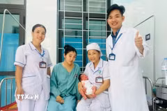 Hiện sức khoẻ mẹ và bé ổn định, được xuất viện đưa về quê chăm sóc. (Ảnh: TTXVN phát)