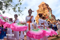 Múa mừng Lễ hội Katê tại chân tháp Pô Sah Inư, phường Phú Thủy, tỉnh Lâm Đồng. (Ảnh minh họa: Hồng Hiếu/TTXVN)