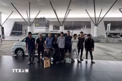 Nhóm 10 ngư dân được được cán bộ Đại sứ quán đưa ra sân bay, làm thủ tục trở về Việt Nam an toàn. (Ảnh: TTXVN phát)