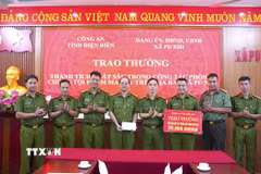 Ban Giám đốc Công an tỉnh Điện Biên trao thưởng các lực lượng tham gia chuyên án. (Ảnh: TTXVN phát)