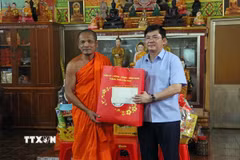 Lãnh đạo thành phố Cần Thơ trao tặng quà chúc mừng Lễ Sene Dolta đến thượng tọa Lil Huyền, Trụ trì Chùa Bâng Kok (xã Mỹ Hương). (Ảnh: Trung Kiên/TTXVN)