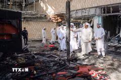 Thủ tướng Kuwait Sheikh Ahmad al-Abdullah al-Sabah (thứ 2, phải) thị sát khu vực sân bay quốc tế Kuwait ở tỉnh Farwaniya bị tấn công, ngày 3/6/2026. (Ảnh: THX/TTXVN)