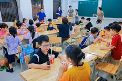 Trường Tiểu học Nguyễn Viết Xuân bố trí bữa ăn cho học sinh khi chưa có bố mẹ đón về. (Ảnh: TTXVN phát)