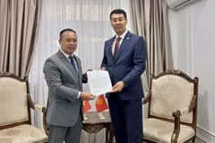 Đại sứ đặc mệnh toàn quyền nước CHXHCN Việt Nam tại Cộng hoà Kazakhstan kiêm nhiệm Gruzia Nguyễn Thành Lê. (Bên phải) (Ảnh minh họa: Đại sứ quán Việt Nam tại Kyrgyzstan)