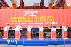 Các đại biểu thực hiện nghi thức đón TEU thứ 1 triệu thông qua Cảng Tân Cảng-Cái Mép Thị Vải. (Ảnh: TTXVN phát)