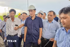 Thứ trưởng Bộ Xây dựng Phạm Minh Hà kiểm tra tiến độ thi công cao tốc Châu Đốc-Cần Thơ-Sóc Trăng. (Ảnh: Thanh Liêm/TTXVN)