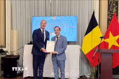 Đại sứ Việt Nam tại Bỉ trao Quyết định bổ nhiệm Lãnh sự danh dự Việt Nam tại Antwerp cho ông Philip Yvone J. Van Gestel. (Ảnh: Lan Anh/TTXVN)