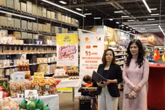 Tham tán Thương mại Việt Nam tại CHLB Đức, Đặng Thị Thanh Phương (phải), tại sự kiện Ngày Hàng Việt Nam tại siêu thị Selgros Lichtenberg ở Berlin. (Ảnh: Phương Hoa/TTXVN).