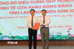 Lãnh đạo tỉnh Lạng Sơn nhận Quyết định Điều chỉnh Quy hoạch chung Khu kinh tế cửa khẩu Đồng Đăng-Lạng Sơn đến năm 2045. (Ảnh: Quang Duy/TTXVN)