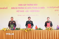 Phó Thủ tướng, Bộ trưởng Bộ Quốc phòng ba nước ký Biên bản cuộc gặp. (Ảnh: Trọng Đức/TTXVN)