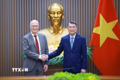 Thủ tướng Lê Minh Hưng tiếp ông Peter Tschentscher, Thị trưởng thứ nhất thành phố Hamburg (Đức). (Ảnh: Dương Giang/TTXVN)