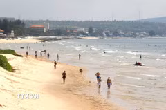 Du khách quốc tế thường lựa chọn vùng biển đầy nắng ấm để vui chơi thay cho mùa Đông giá rét ở quê nhà. (Ảnh: Hồng Hiếu/TTXVN)