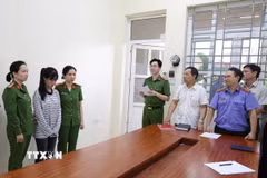 Cơ quan Cảnh sát điều tra đọc Quyết định khởi tố vụ án hình sự, khởi tố bị can liên quan vụ việc nữ sinh bị đánh hội đồng xảy ra tại Trường Cao đẳng nghề Việt-Xô số 1, phường Xuân Hòa. (Ảnh: TTXVN phát)