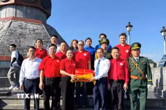 Bí thư Đảng ủy xã Lũng Cú Dương Ngọc Đức trao tặng lá cờ Tổ quốc từng tung bay trên Cột cờ Quốc gia Lũng Cú cho bà Đỗ Thị Thu Thảo, Ủy viên Đoàn Chủ tịch Ủy ban Trung ương Mặt trận Tổ quốc Việt Nam, Bí thư Đảng ủy, Chủ tịch Trung ương Hội Chữ thập đỏ Việt Nam, đại biểu Quốc hội khóa XVI. (Ảnh: Minh Tâm/TTXVN)