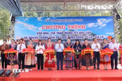 Các đại biểu cắt băng khai trương bản du lịch cộng đồng Tù Lu-Tìa Ló. (Ảnh: Trung Kiên/TTXVN)