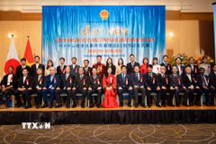 Tổng Lãnh sự Trịnh Thị Mai Phương chụp ảnh kỷ niệm cùng đại biểu, lãnh đạo địa phương Nhật Bản tới tham dự. (Ảnh: Xuân Giao/TTXVN)